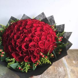 99 Roses - Blooming Love (Red roses with Berries)