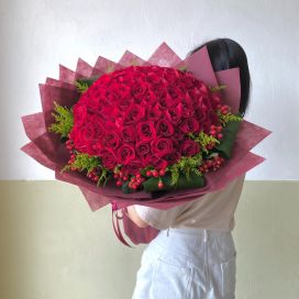 99 Roses - Blooming Love ( 99 Red Roses with Berries & Leaves)